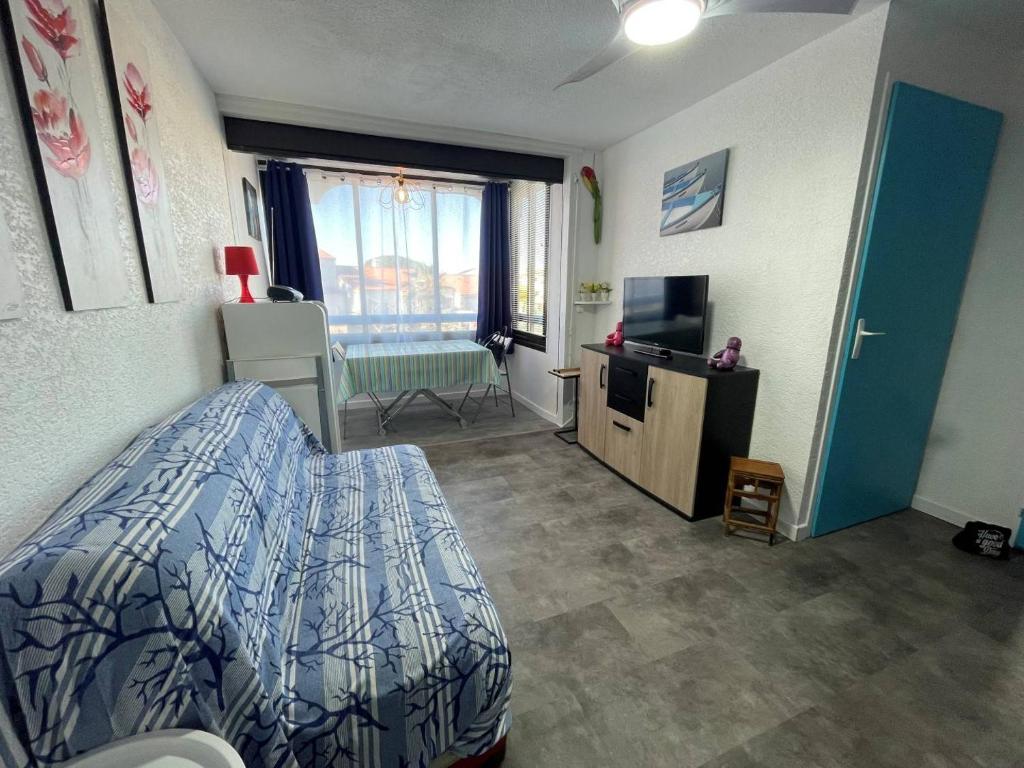 une chambre avec un lit et une télévision dans l'établissement Appartement 2 pièces 2 couchages ST CYPRIEN PLAGE SC510-20D2, à Saint Cyprien Plage