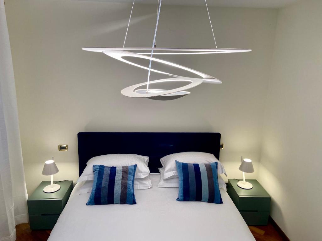 ein Schlafzimmer mit einem weißen Bett und zwei Nachttischen in der Unterkunft Venetian Dreams - Giudecca in Venedig