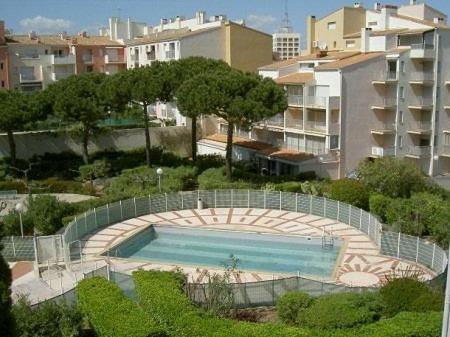 une grande piscine dans une ville avec des immeubles dans l'établissement Appt Studio 4 couchages CAP D 'AGDE CT150 D108, au Cap d'Agde