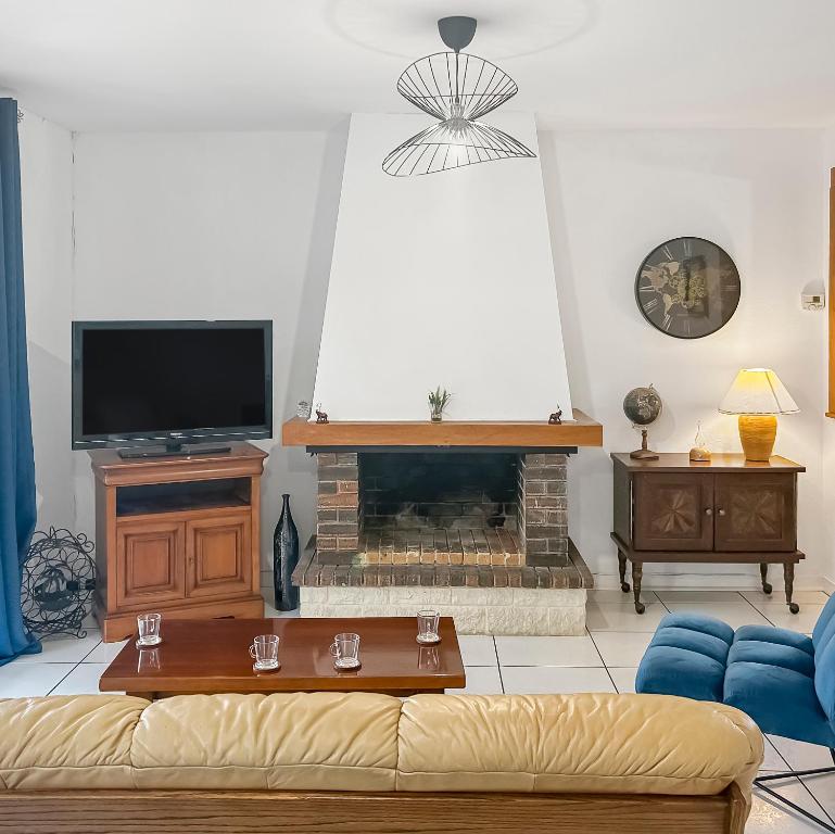 TV a/nebo společenská místnost v ubytování Maison lumineuse, jardin et Wi-Fi gratuit