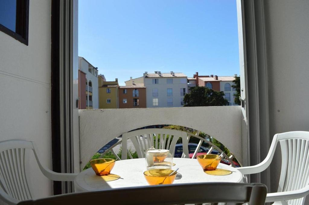 - une table avec des boissons sur un balcon avec vue dans l'établissement Appt Studio 3 couchages CAP D 'AGDE CT530-011, au Cap d'Agde