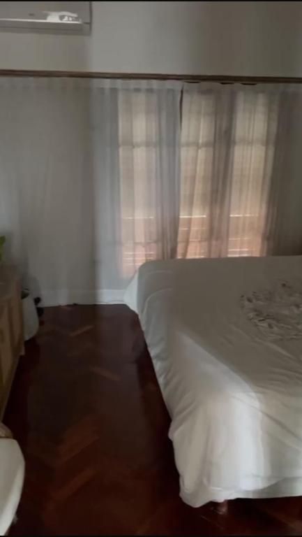 un letto bianco in una stanza con una finestra di Casa San Isidro a San Isidro