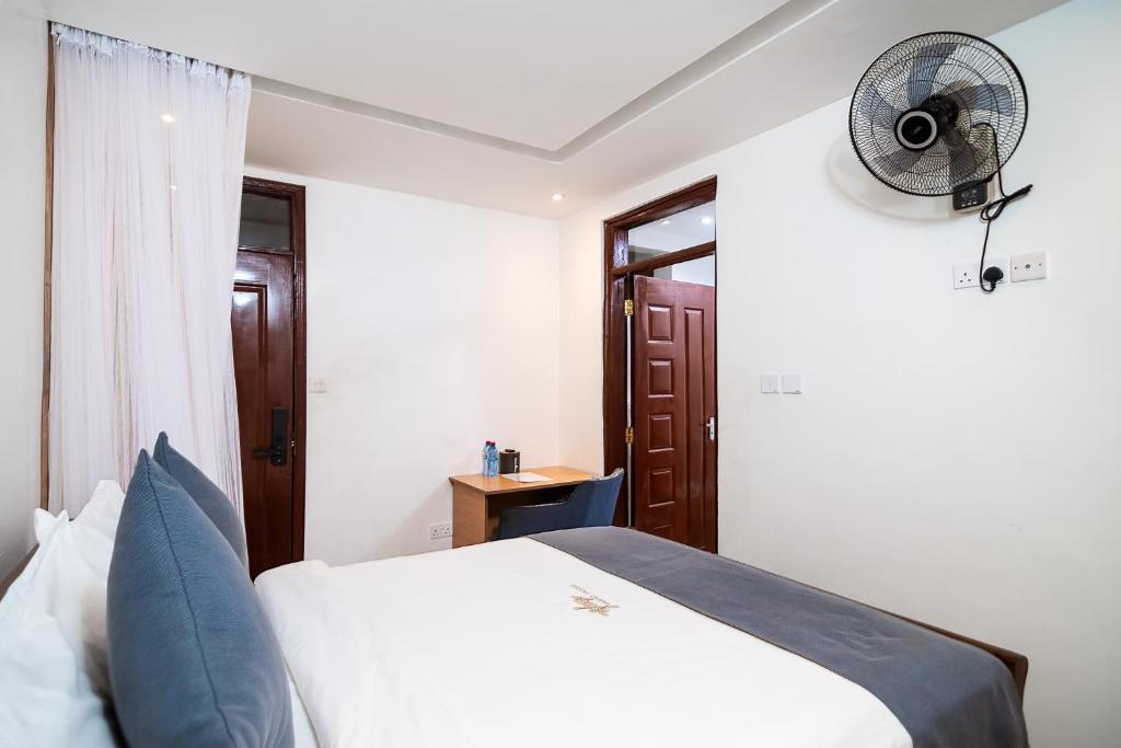 Postel nebo postele na pokoji v ubytování Harry's Kisumu Oasis