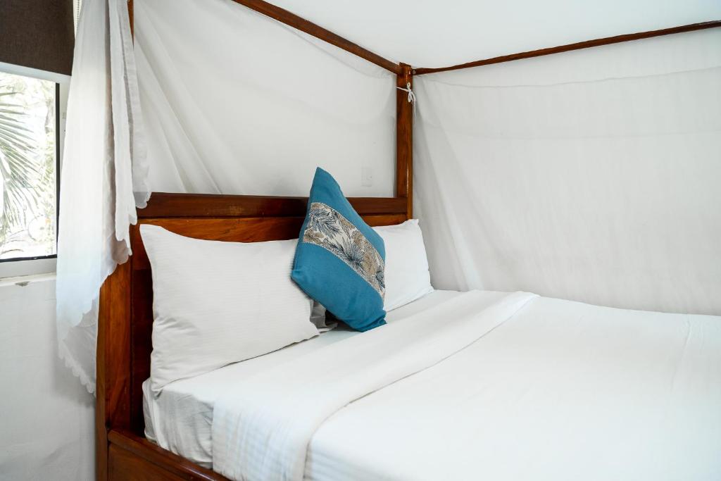 Postel nebo postele na pokoji v ubytování Harry's Kisumu Oasis