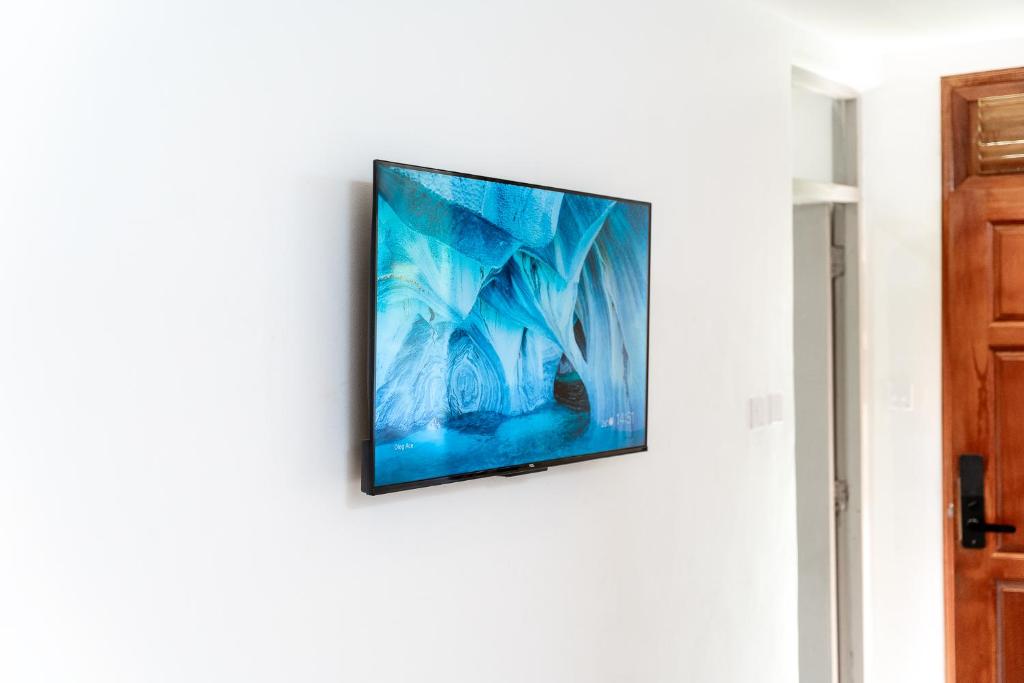 TV a/nebo společenská místnost v ubytování Harry's Kisumu Oasis