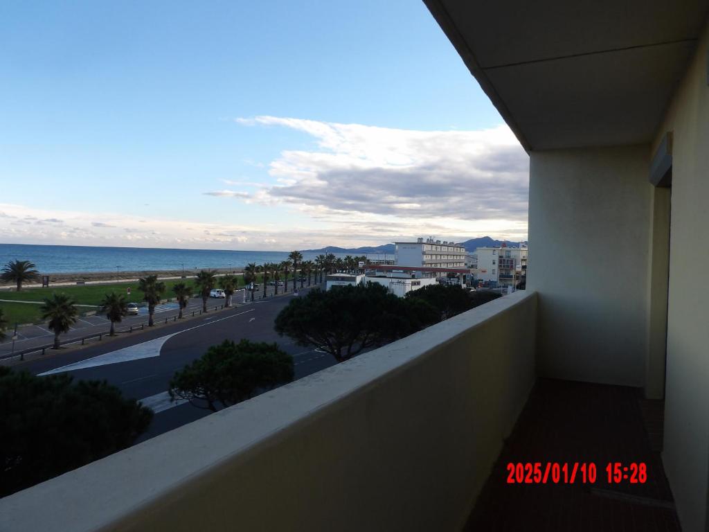 une vue sur l'océan depuis le balcon d'un immeuble dans l'établissement St Cyprien Appart lumineux face mer, à Saint-Cyprien