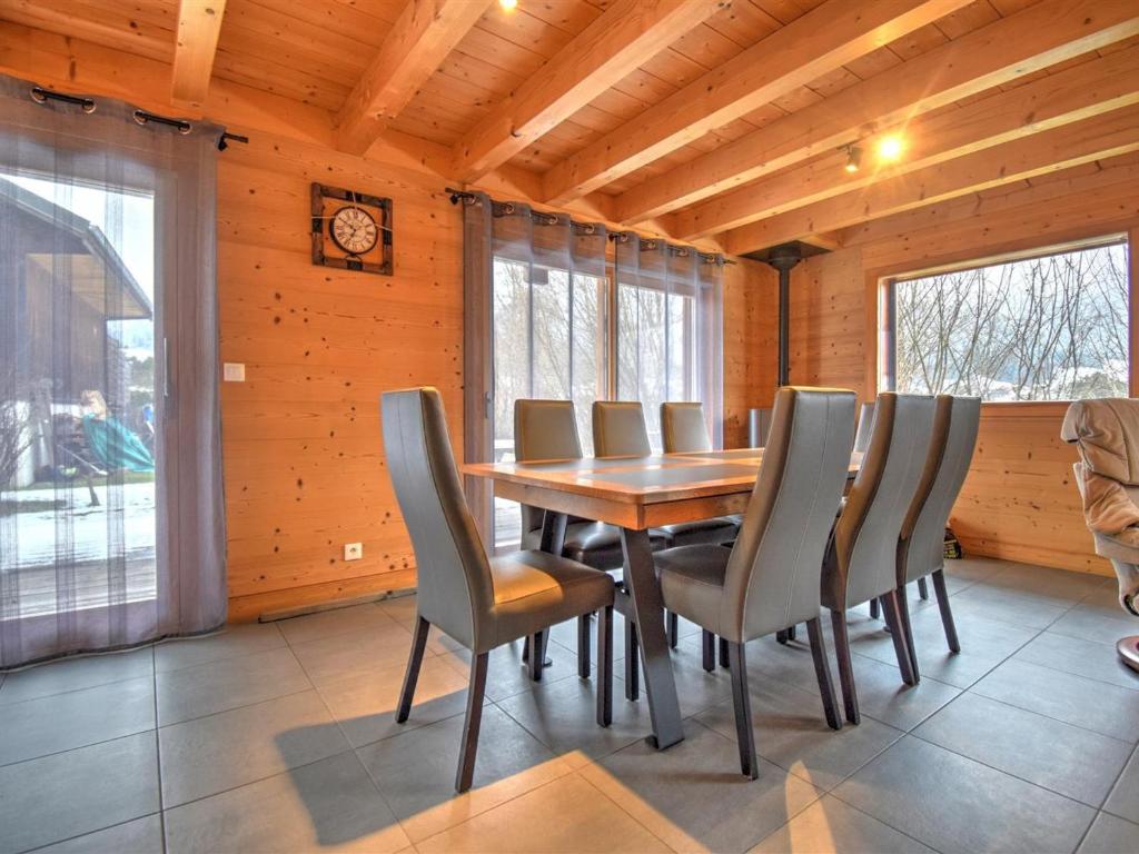 une salle à manger avec une table et des chaises en bois dans l'établissement Chalet Moderne 91m² à Morzine, Proche Navettes et Remontées, Quartier Calme - FR-1-524-22, à Morzine