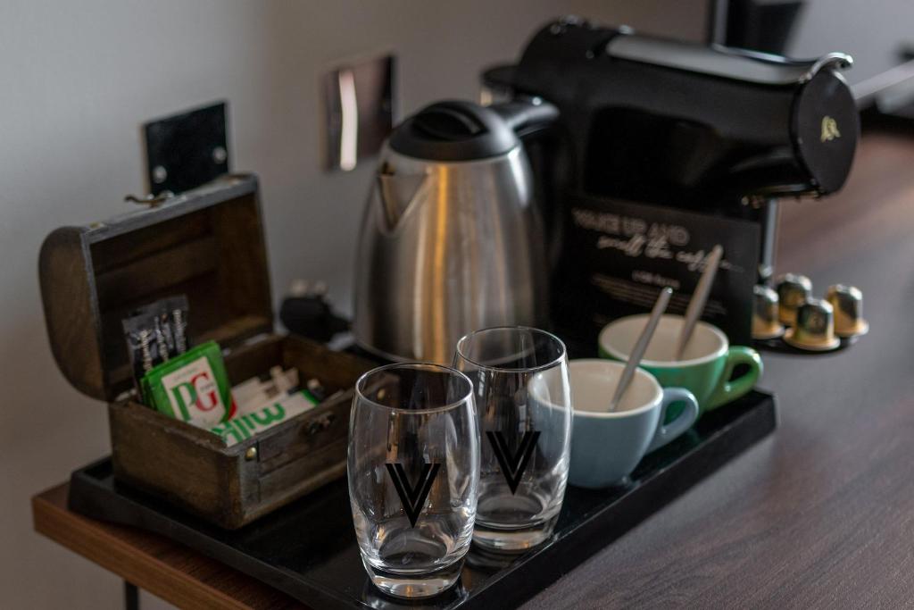 Příslušenství pro přípravu čaje a kávy v ubytování Village Hotel Maidstone