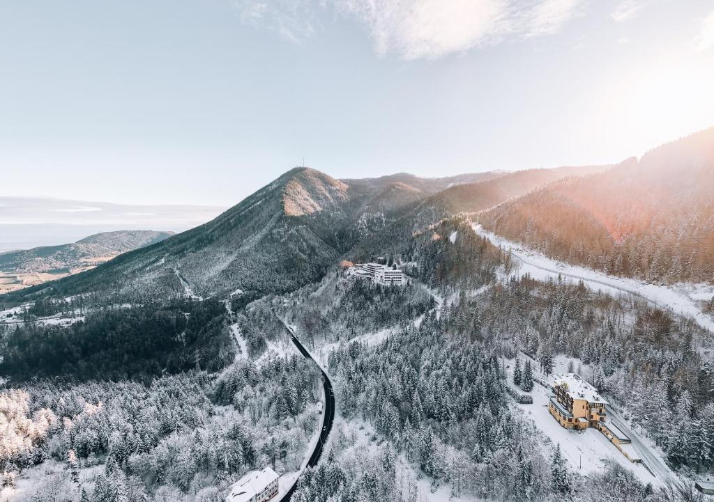 Nespecifikovaný výhled na hory nebo výhled na hory při pohledu z hotelu