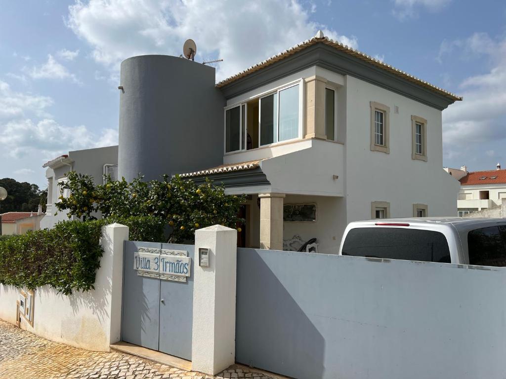 a white house with a fence in front of it at Villa 3 Irmãos in Alvor