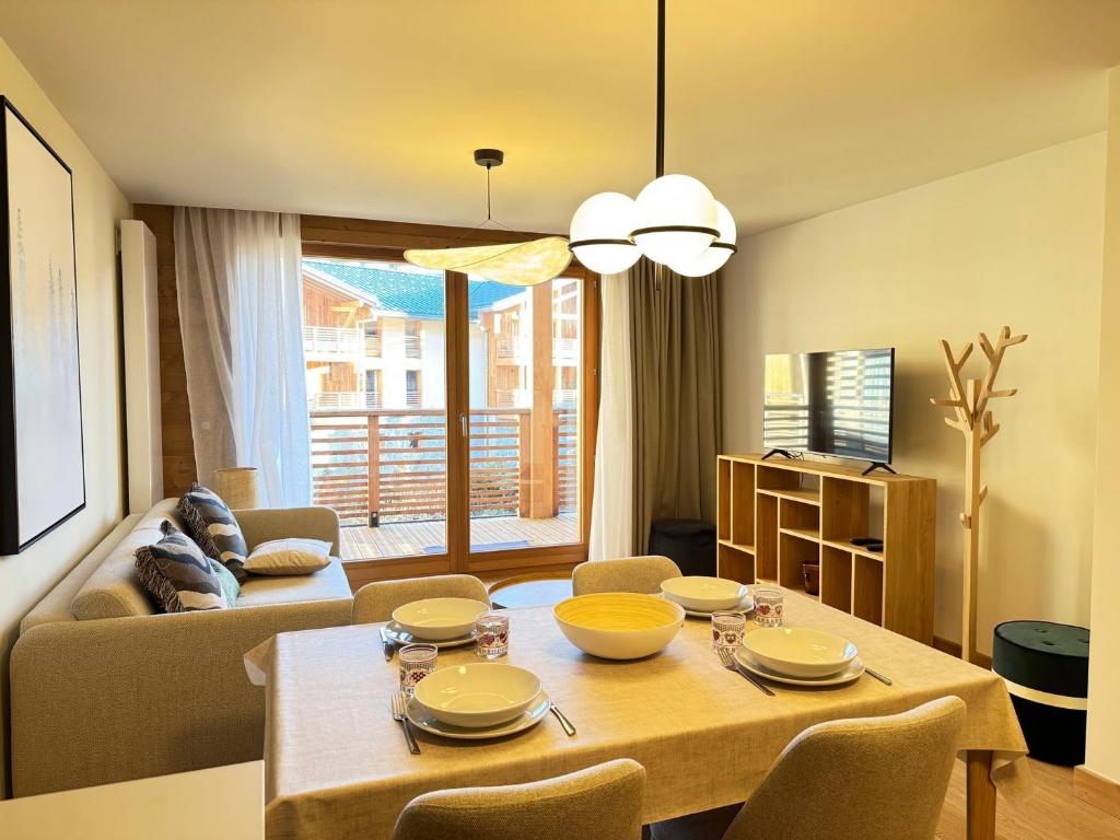 un salon avec une table et un canapé dans l'établissement Les Gets: Apt 4-6pers, centre, proche pistes, terrasse, wifi, parking - FR-1-623-317, aux Gets