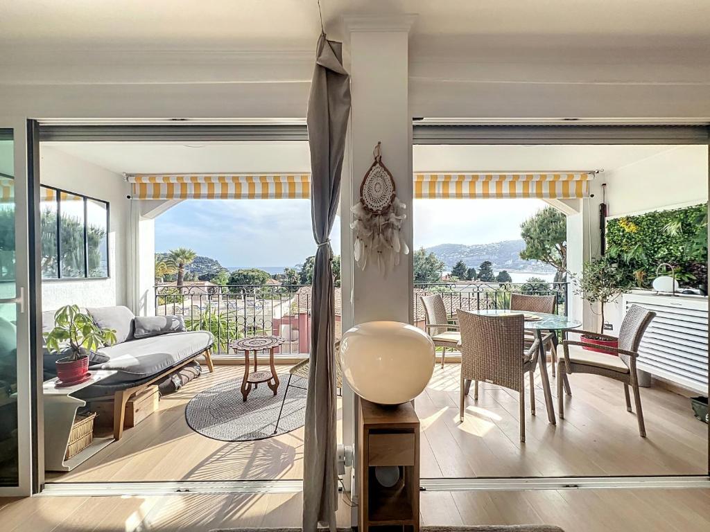 una sala de estar con un sofá y una mesa en Riviera-King-Studio, en Villefranche-sur-Mer