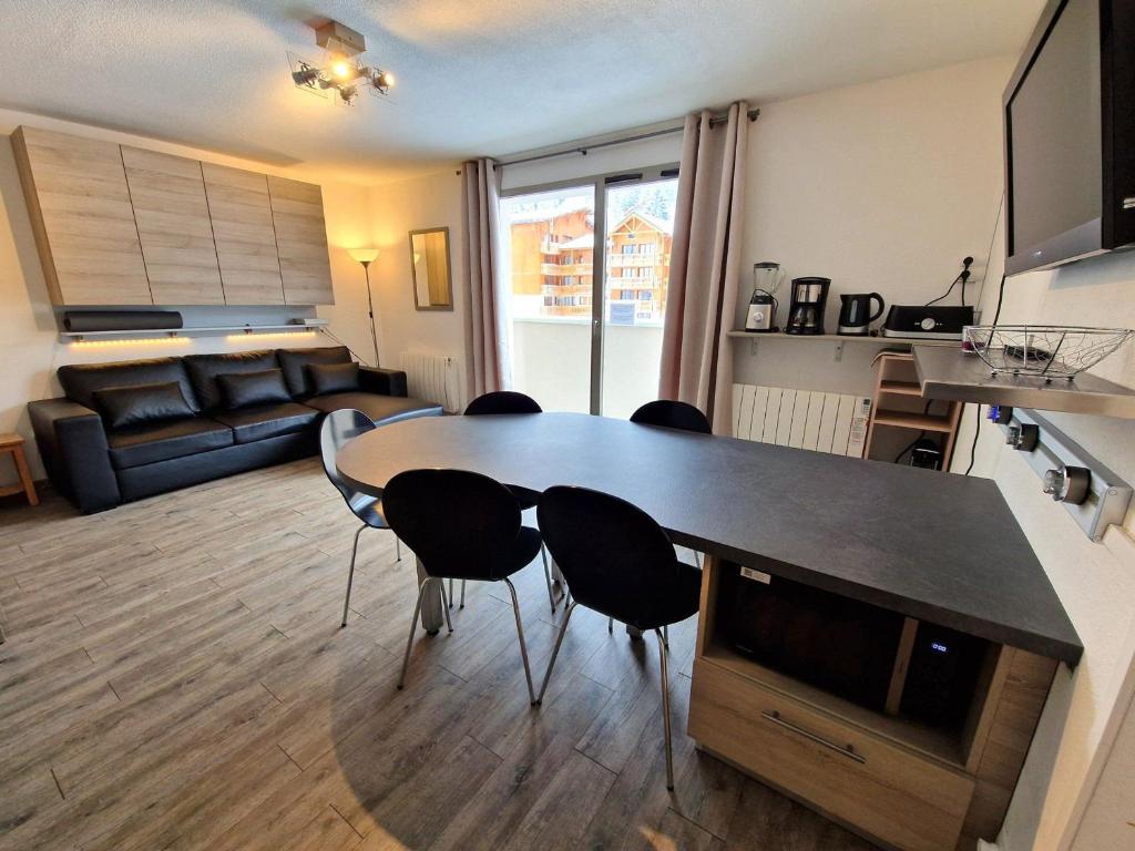 Photo de la galerie de l'établissement Appartement rénové 6 pers au cœur de Valfréjus - FR-1-265-373, à Modane