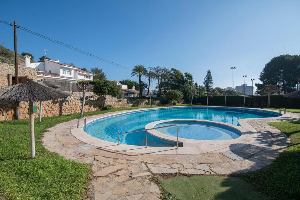 una piscina en un patio al lado de una casa en Chalet Piscina Urbanización De Lujo Cerca Del Mar, en Valencia