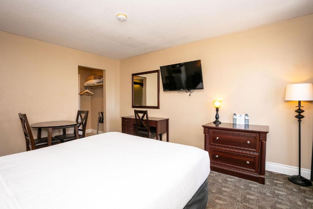 TV a/nebo společenská místnost v ubytování Canadas Best Value Inn & Suites-Charlottetown