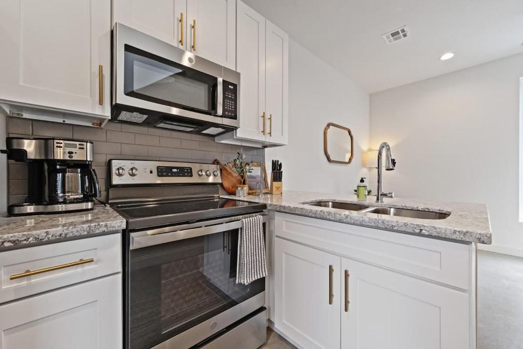 Η κουζίνα ή μικρή κουζίνα στο Charming Townhome - New Construction