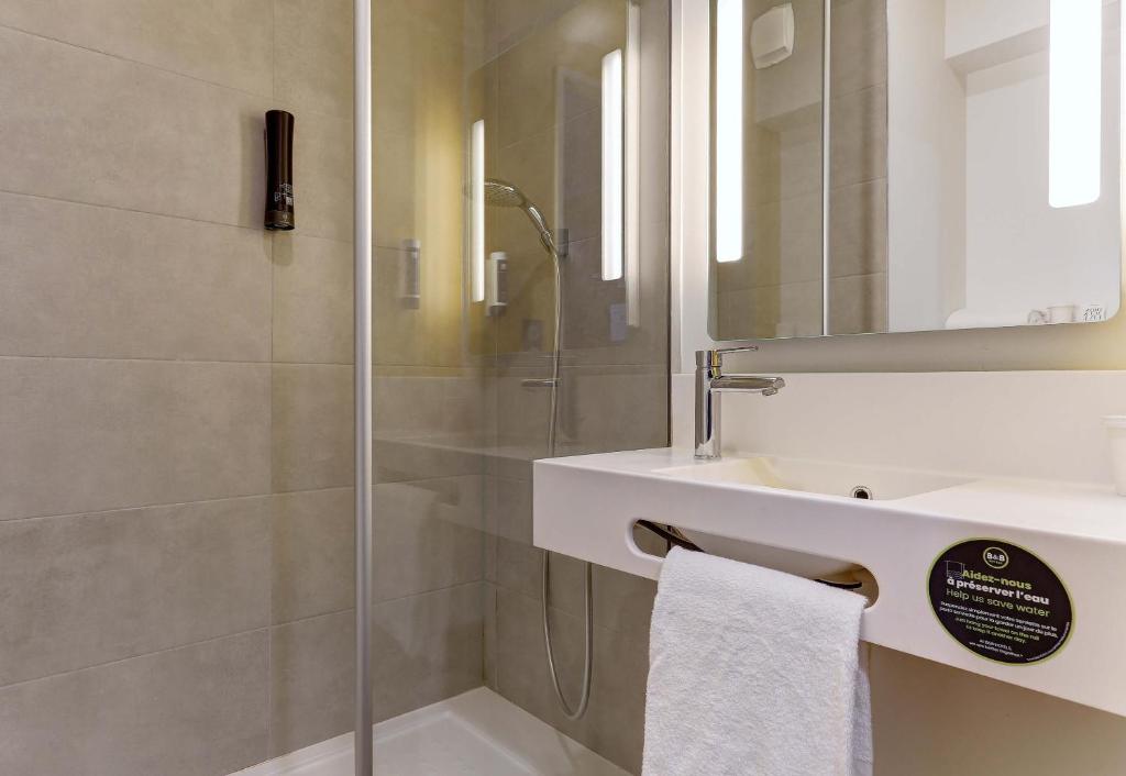 Koupelna v ubytování B&B HOTEL Epernay