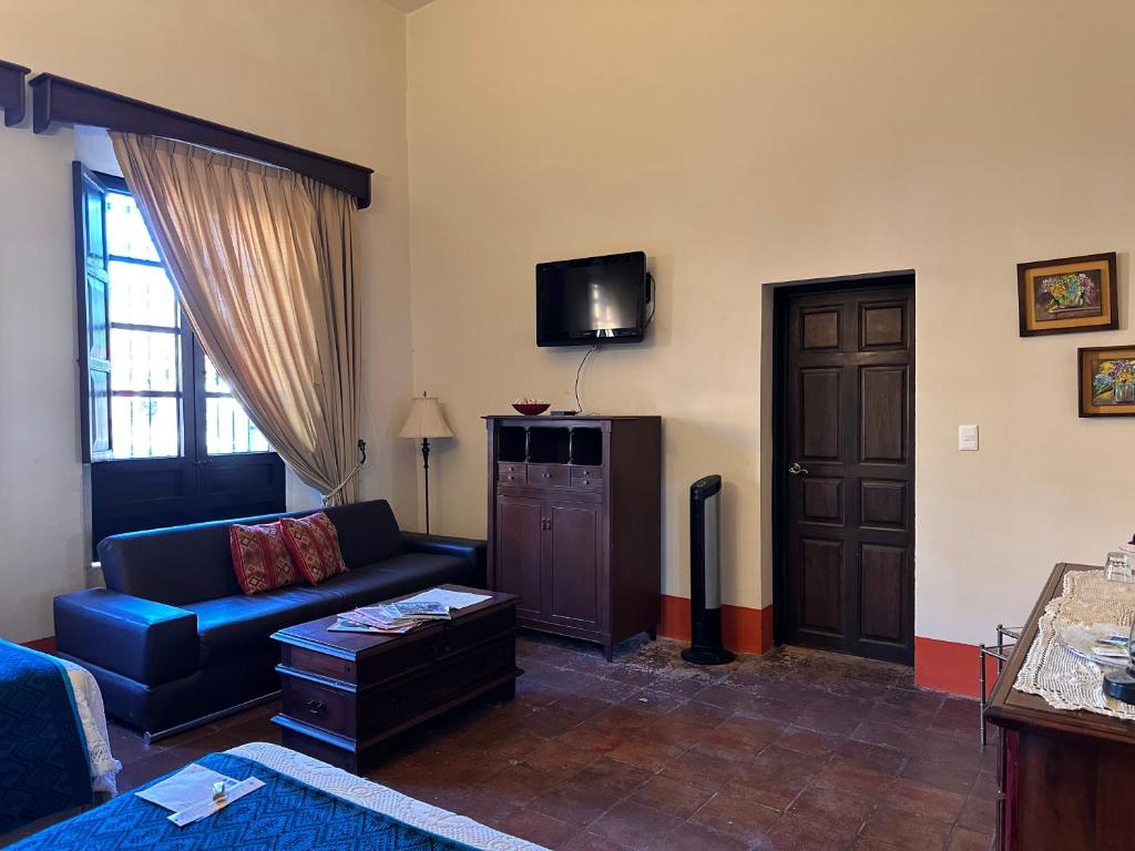 TV a/nebo společenská místnost v ubytování Santa Elena Hotel Boutique