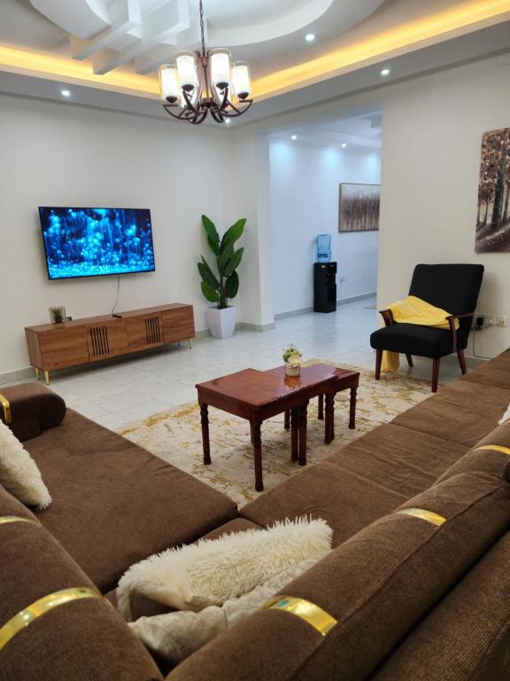 TV a/nebo společenská místnost v ubytování Elysian Homes Villa Naivasha