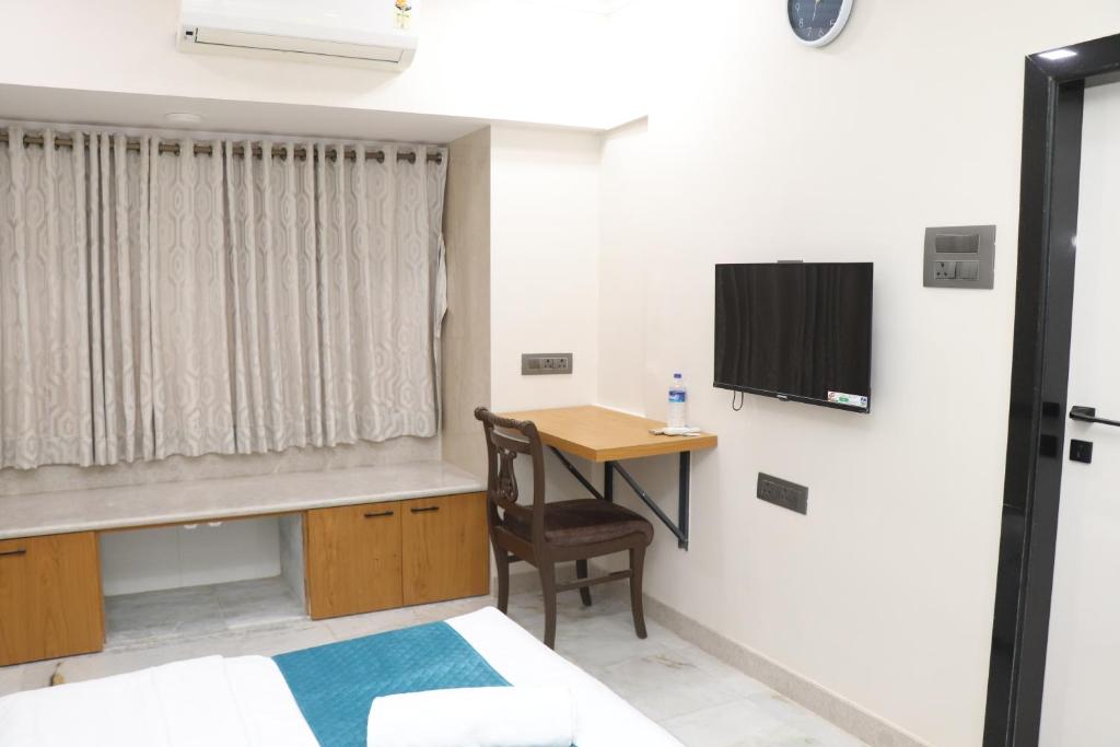 TV a/nebo společenská místnost v ubytování Zenith Homes - Powai Suites