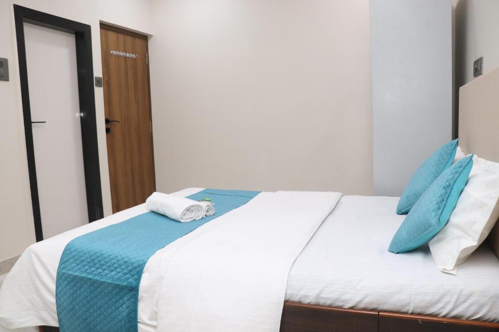 Postel nebo postele na pokoji v ubytování Zenith Homes - Powai Suites