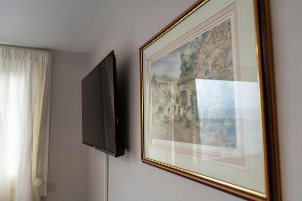 TV a/nebo společenská místnost v ubytování Harbour Guest House