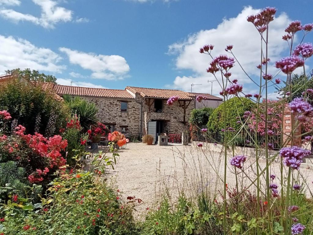 Zahrada ubytování Gîte de charme avec vélos dans un village viticole proche Clisson et Puy du Fou - FR-1-306-818