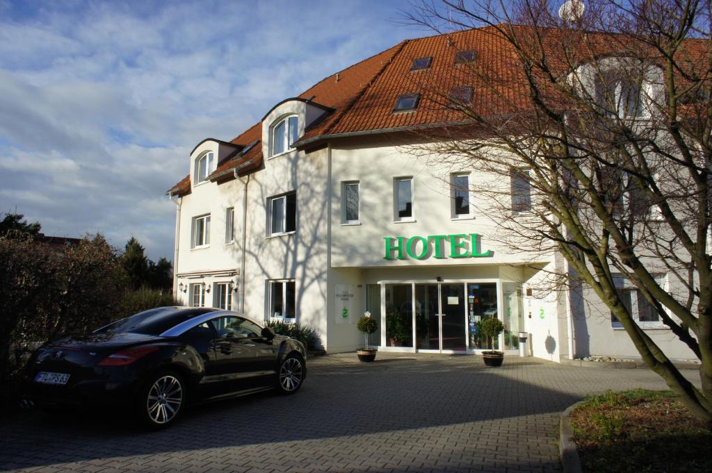 ein schwarzes Auto, das vor einem Hotel parkt in der Unterkunft Hotel Pesterwitzer Siegel in Dresden