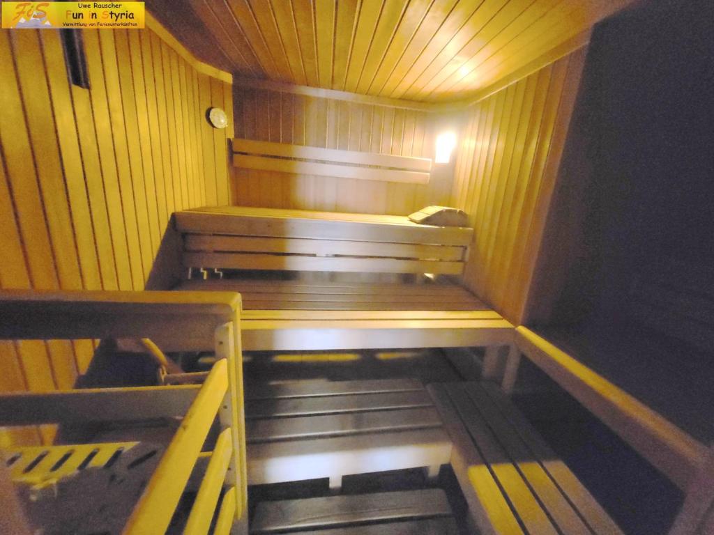 Palanda nebo palandy na pokoji v ubytování Apartment Grimmingsuite