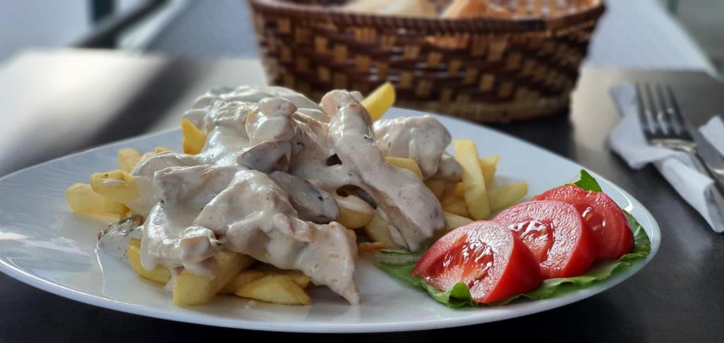 Jídlo v hotelu nebo okolí