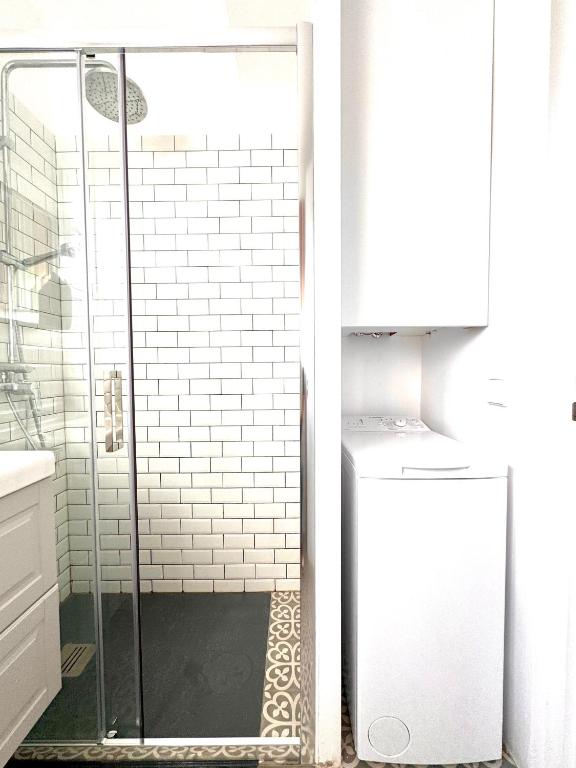 a shower with a glass door in a bathroom at Appartement NoBe Es Pujols proche plage, vue mer in Es Pujols