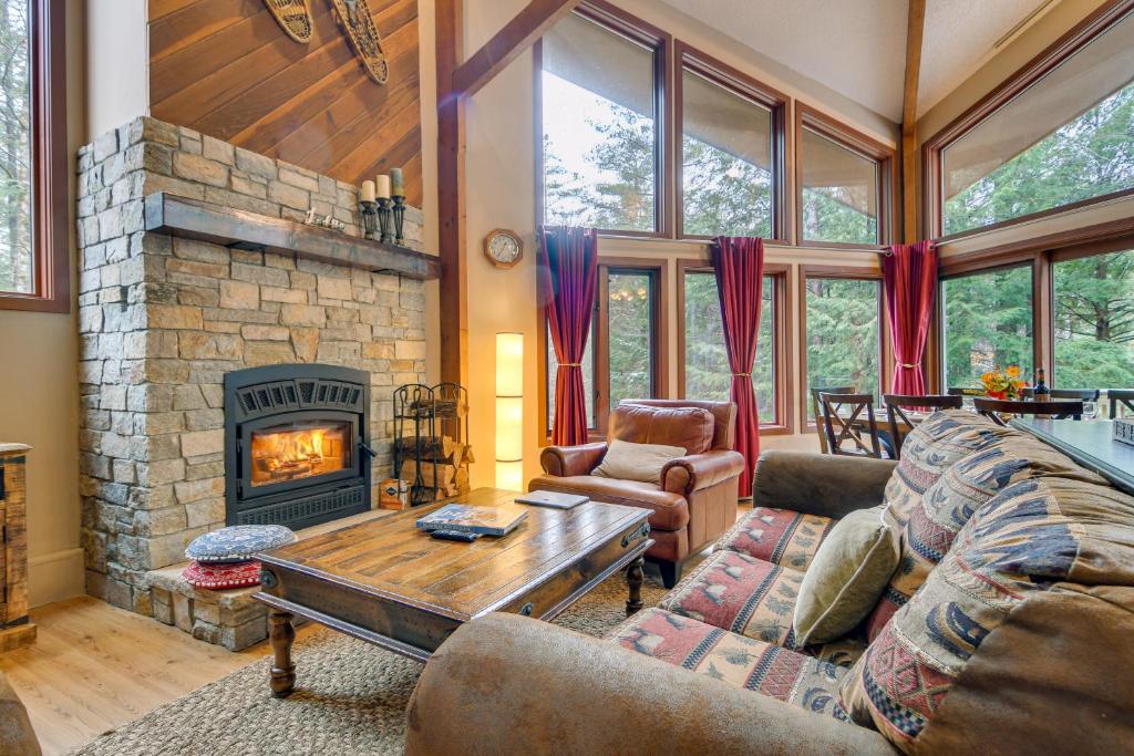 Χώρος καθιστικού στο Ski and Golf Cozy North Conway Mountain Cabin!