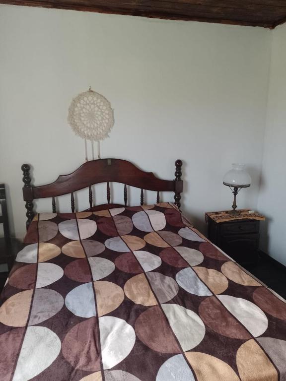 une chambre avec un lit avec une couverture à carreaux dans l'établissement El rincón de nico, à Colonia Chapadmalal