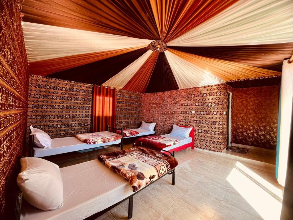 Cette chambre comprend 2 lits et un plafond. dans l'établissement wadi Rum Spirit of Peace Camp, à Wadi Rum