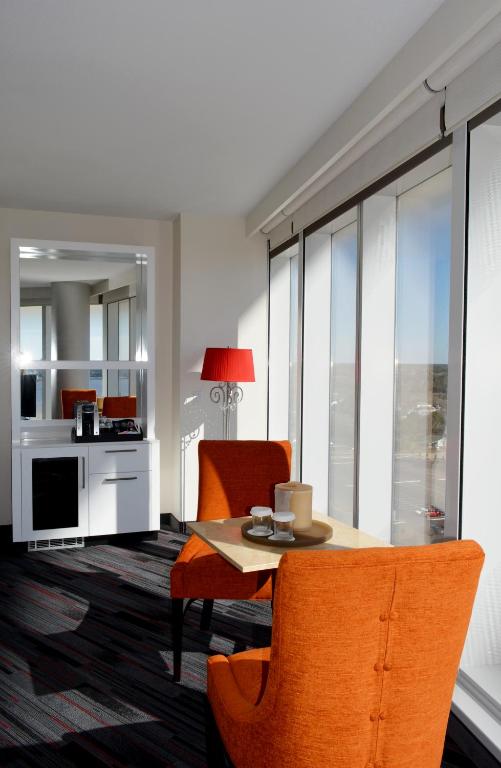 Ein Sitzbereich in der Unterkunft Scarlet Pearl Casino Resort