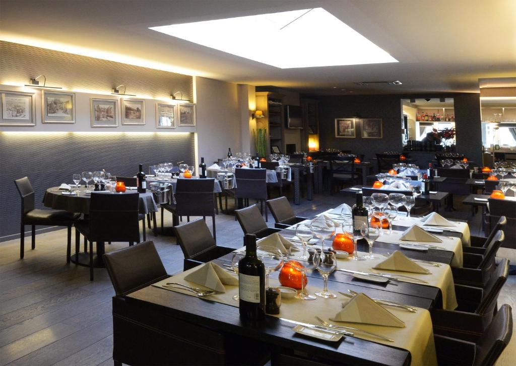 Restaurace v ubytování Hotel The New Fox