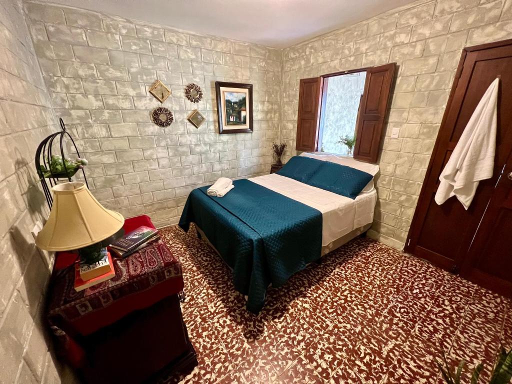 Postel nebo postele na pokoji v ubytování "Castle-Inspired Room" at The Alchemist Cafe - Shuttle services available