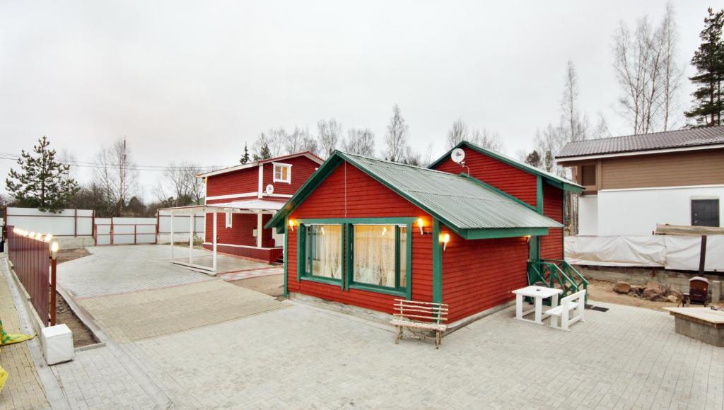 ヴィボルグにあるКоттедж Scandi Nordic с сауной и зоной барбекю Большой зал Выборгの庭の赤と緑の家