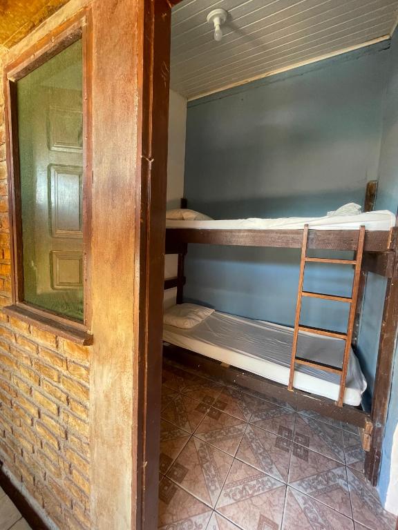 Palanda nebo palandy na pokoji v ubytování Ooxe Hostel