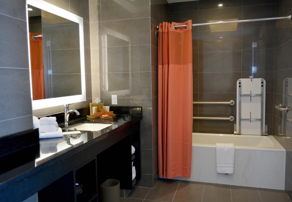 Ein Badezimmer in der Unterkunft Scarlet Pearl Casino Resort