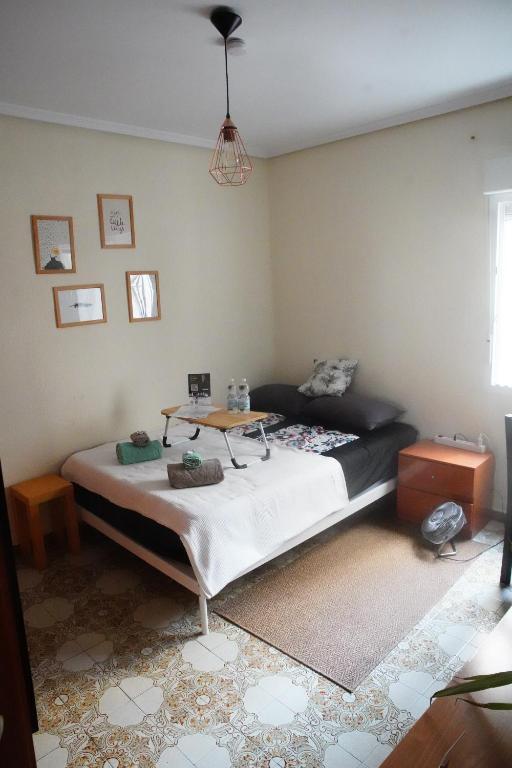 Postel nebo postele na pokoji v ubytování Großes modernes Zimmer "Silber" für 2 Personen und Katzenliebhaber