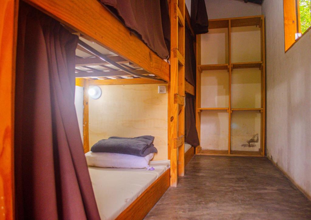 Postel nebo postele na pokoji v ubytování Kombi Hostel Camping