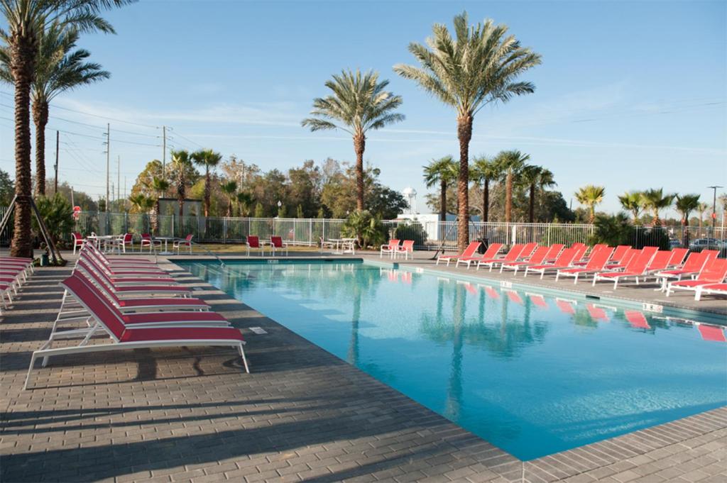 ein Swimmingpool mit Liegestühlen und Palmen in der Unterkunft Scarlet Pearl Casino Resort in Biloxi