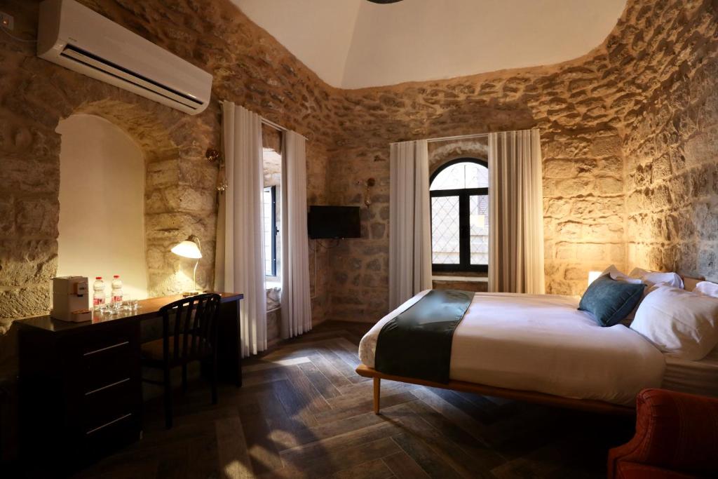 Postel nebo postele na pokoji v ubytování Petrakis Inn