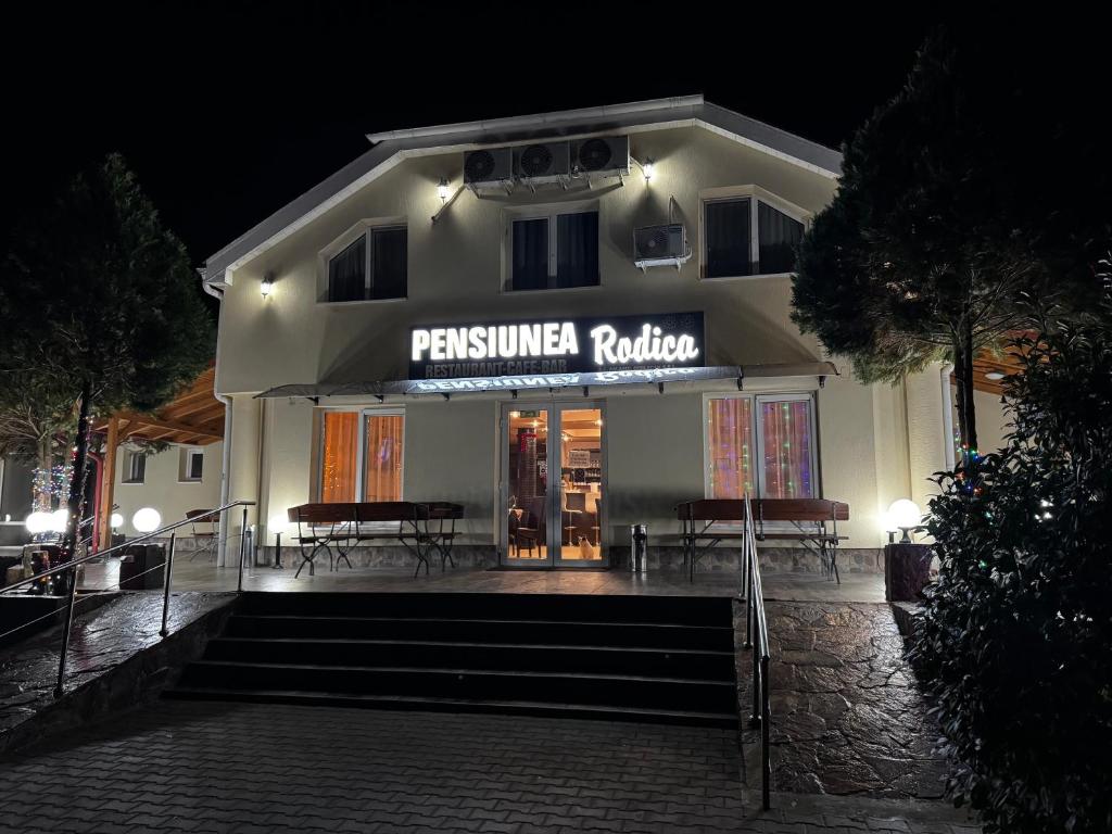 a building with a sign that reads potassium rooster at Pensiunea Rodica in Nădlac