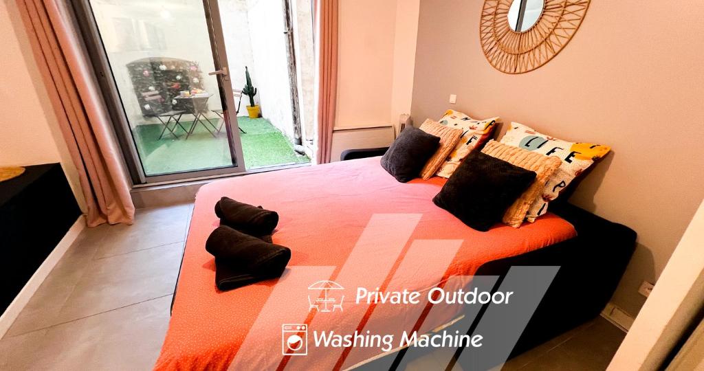 - une chambre avec un lit et une couette en orange dans l'établissement Hypercenter - Private Patio - Le nid du Palais !, à Avignon