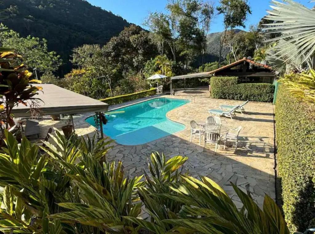 Swimmingpoolen hos eller tæt på CASA com piscina em ITAIPAVA RJ, no Condomínio Vale da Boa Esperança