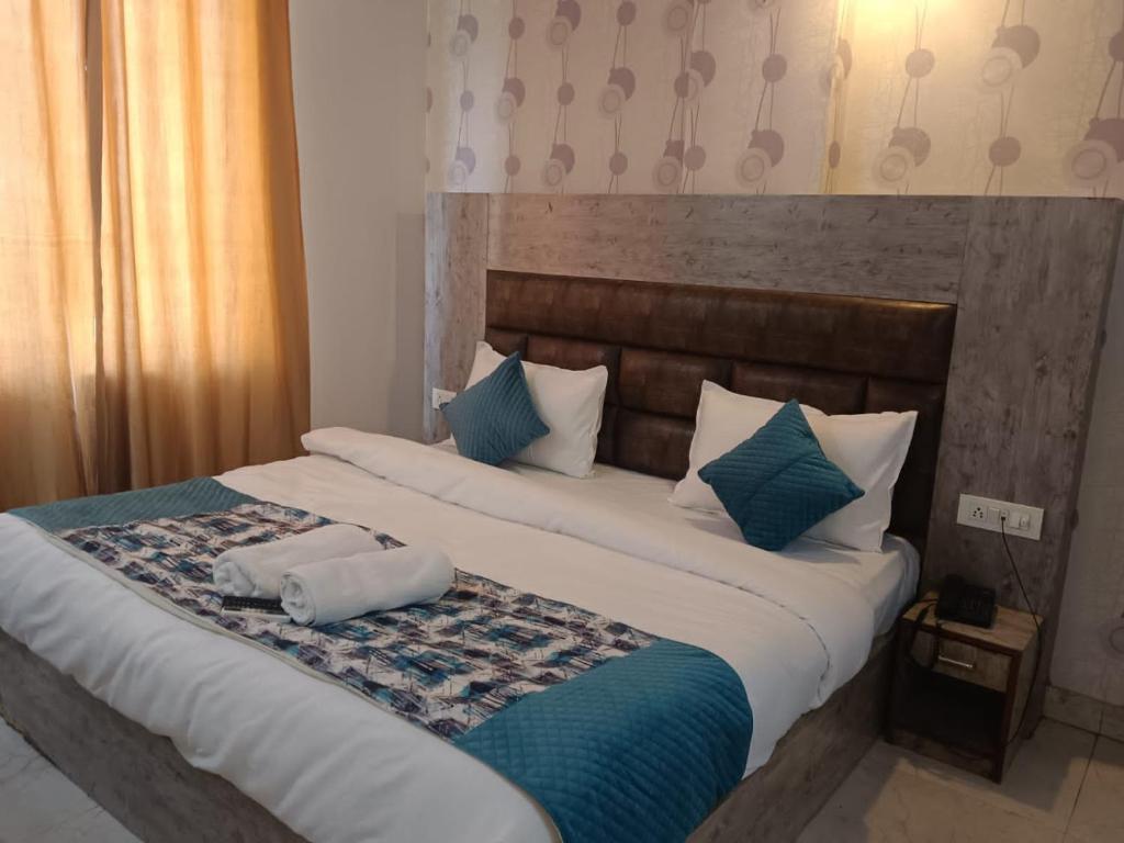 Postel nebo postele na pokoji v ubytování Hotel Vijaydeep Place Near Delhi Airport