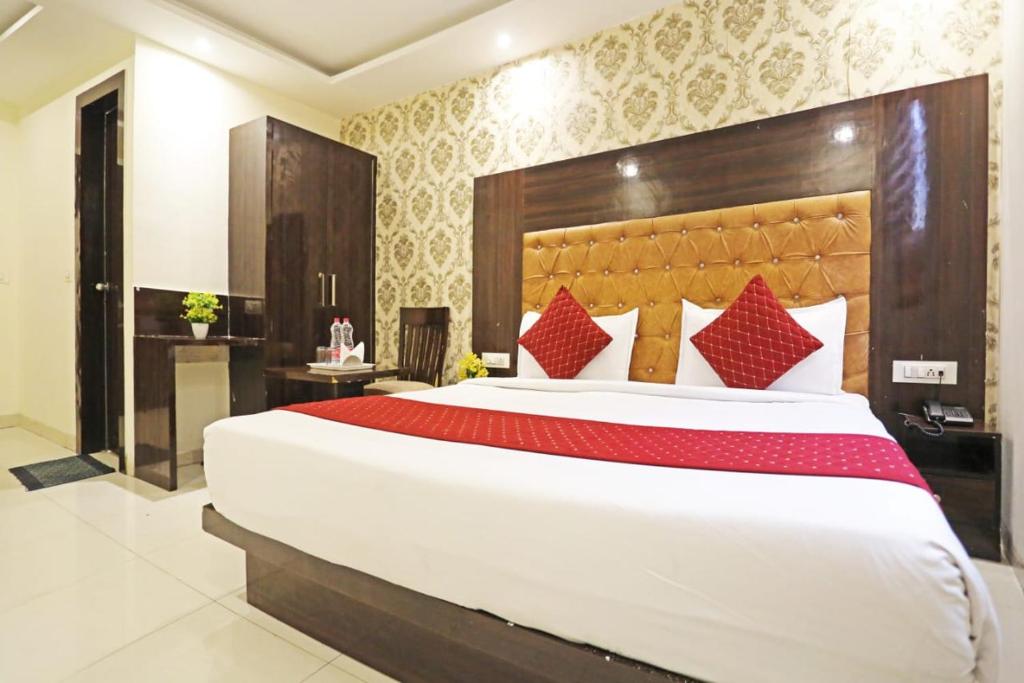 Postel nebo postele na pokoji v ubytování Hotel Vijaydeep Place Near Delhi Airport