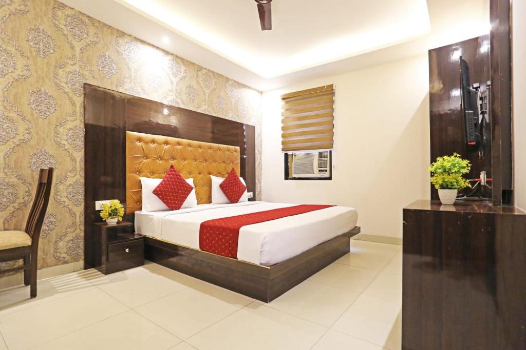 Postel nebo postele na pokoji v ubytování Hotel Vijaydeep Place Near Delhi Airport